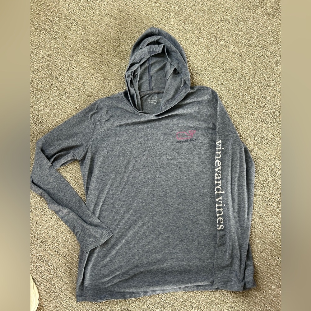 Cute VINEYARD VINES LIGHT HOODIE. Size Med. Navy blue with pink whales.